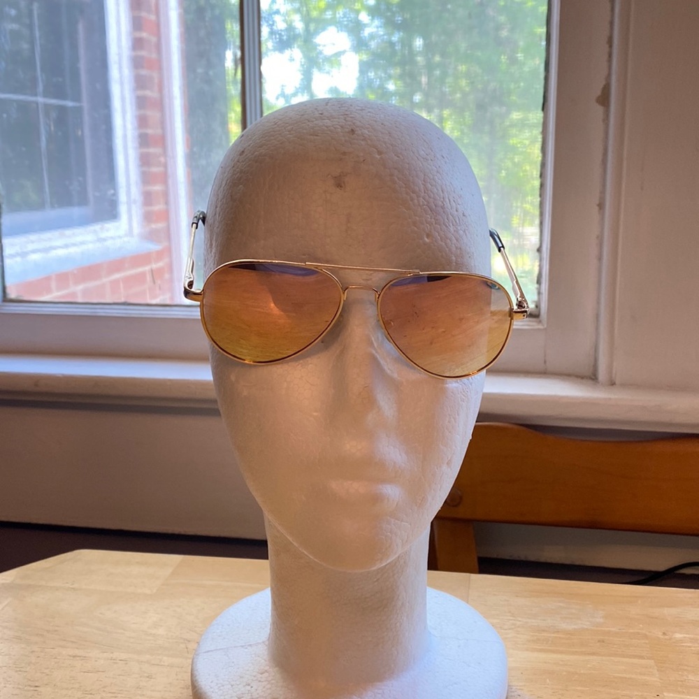 ! The aviator style sunglasses in good condition